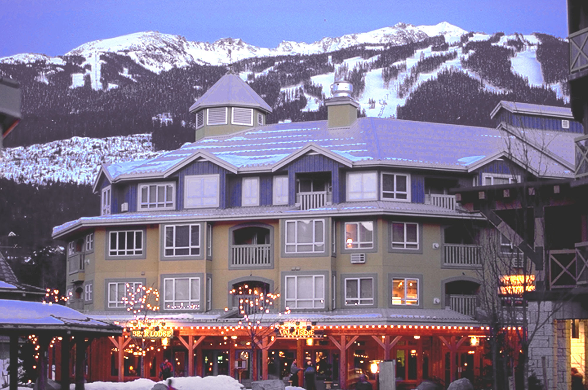 Town Plaza Suites Whistler Exterior photo